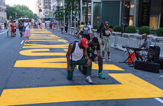 Граффити Black lives matter появилось напротив Башни Трампа в Нью-Йорке