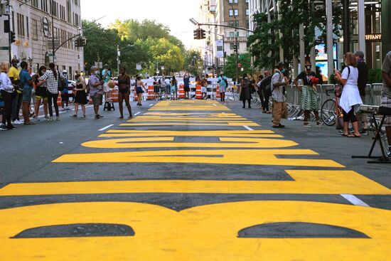 Граффити Black lives matter появилось напротив Башни Трампа в Нью-Йорке