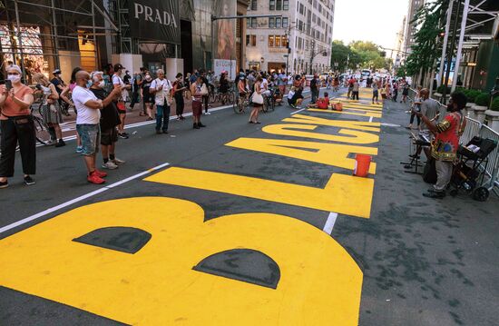 Граффити Black lives matter появилось напротив Башни Трампа в Нью-Йорке