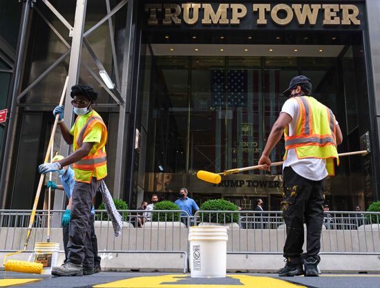 Граффити Black lives matter появилось напротив Башни Трампа в Нью-Йорке