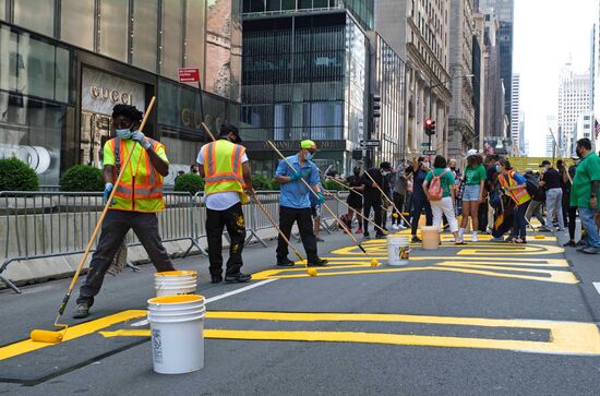 Граффити Black lives matter появилось напротив Башни Трампа в Нью-Йорке