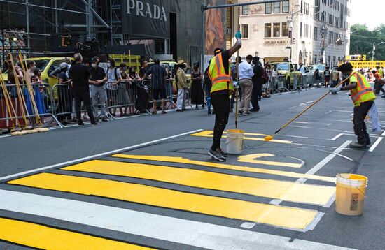 Граффити Black lives matter появилось напротив Башни Трампа в Нью-Йорке
