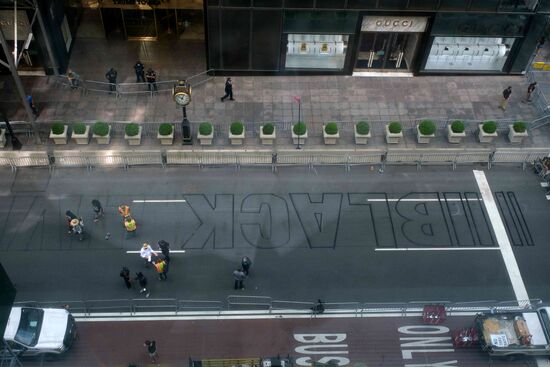 Граффити Black lives matter появилось напротив Башни Трампа в Нью-Йорке