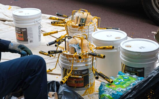 Граффити Black lives matter появилось напротив Башни Трампа в Нью-Йорке