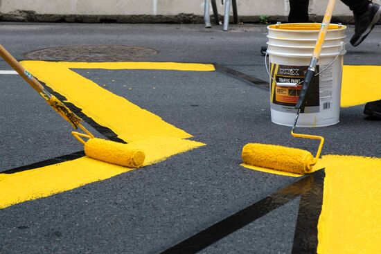 Граффити Black lives matter появилось напротив Башни Трампа в Нью-Йорке