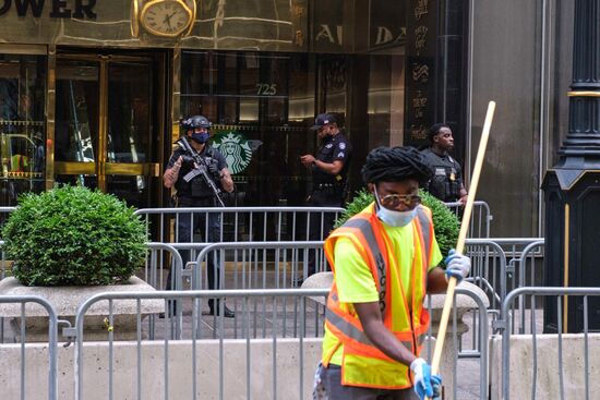 Граффити Black lives matter появилось напротив Башни Трампа в Нью-Йорке