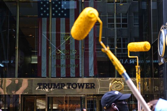 Граффити Black lives matter появилось напротив Башни Трампа в Нью-Йорке