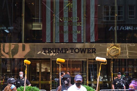 Граффити Black lives matter появилось напротив Башни Трампа в Нью-Йорке