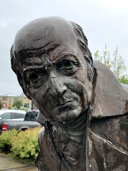 Памятник губернатору Аляски А. Баранову