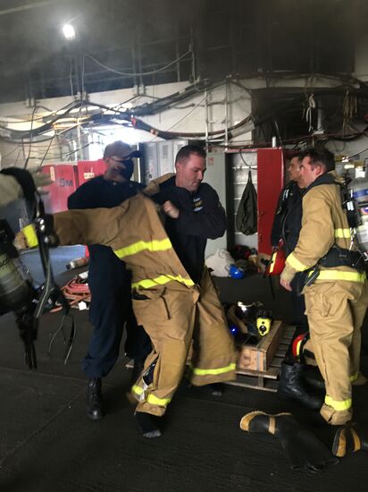 Пожар на борту десантного корабля на базе ВМС США в Сан-Диего