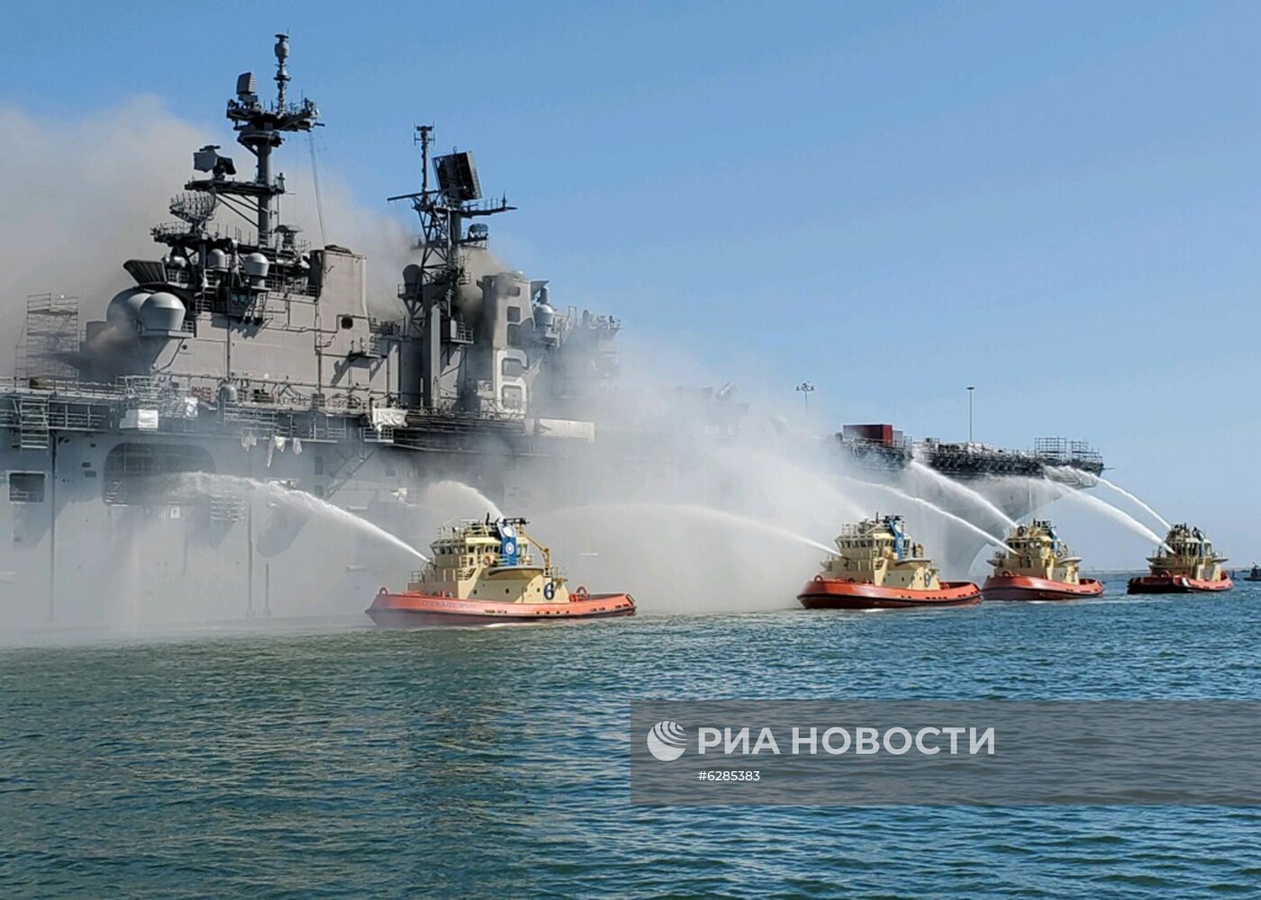Пожар на борту десантного корабля на базе ВМС США в Сан-Диего