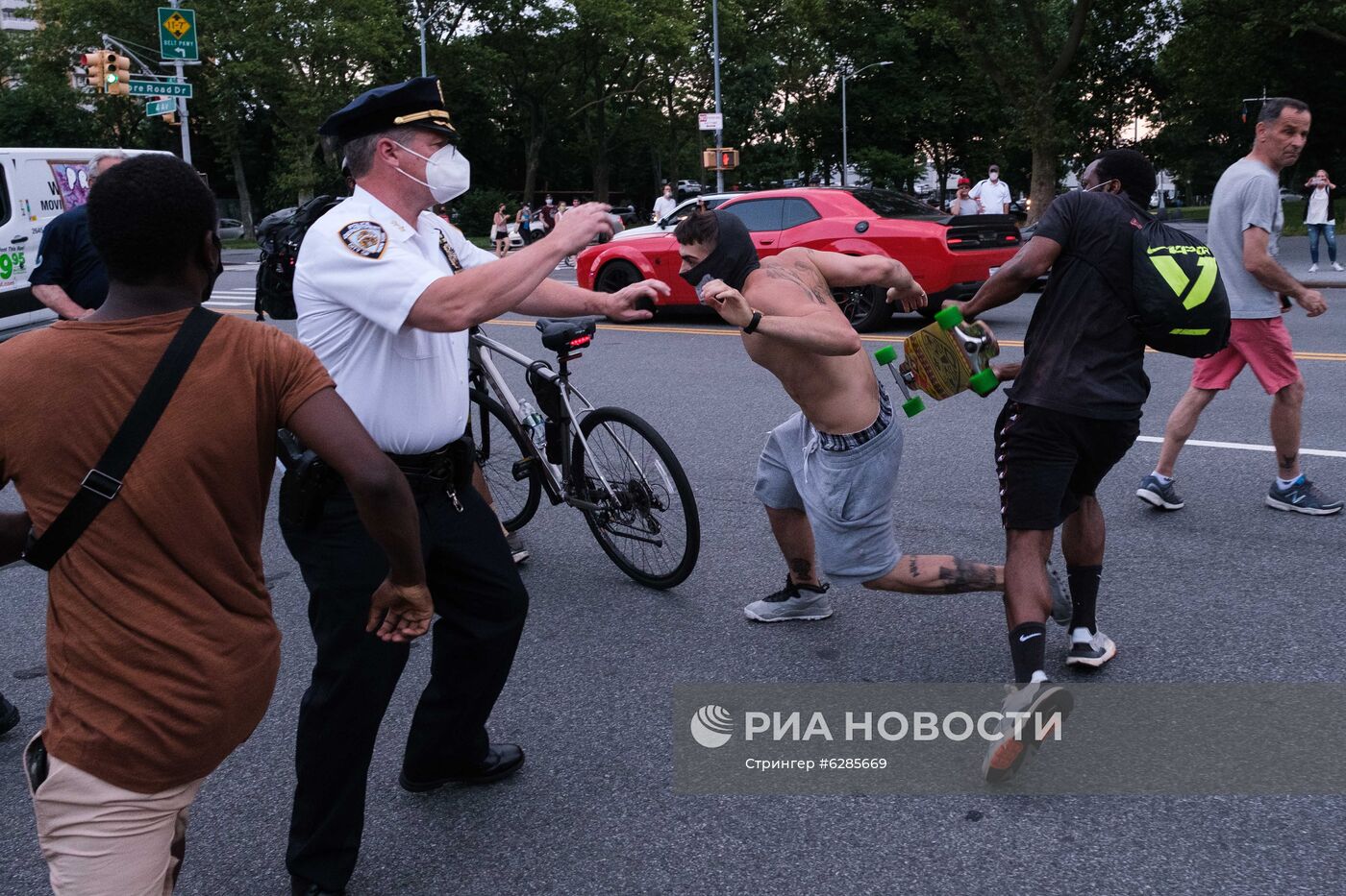 Столкновения между сторонниками и противниками акции BLM в Нью-Йорке