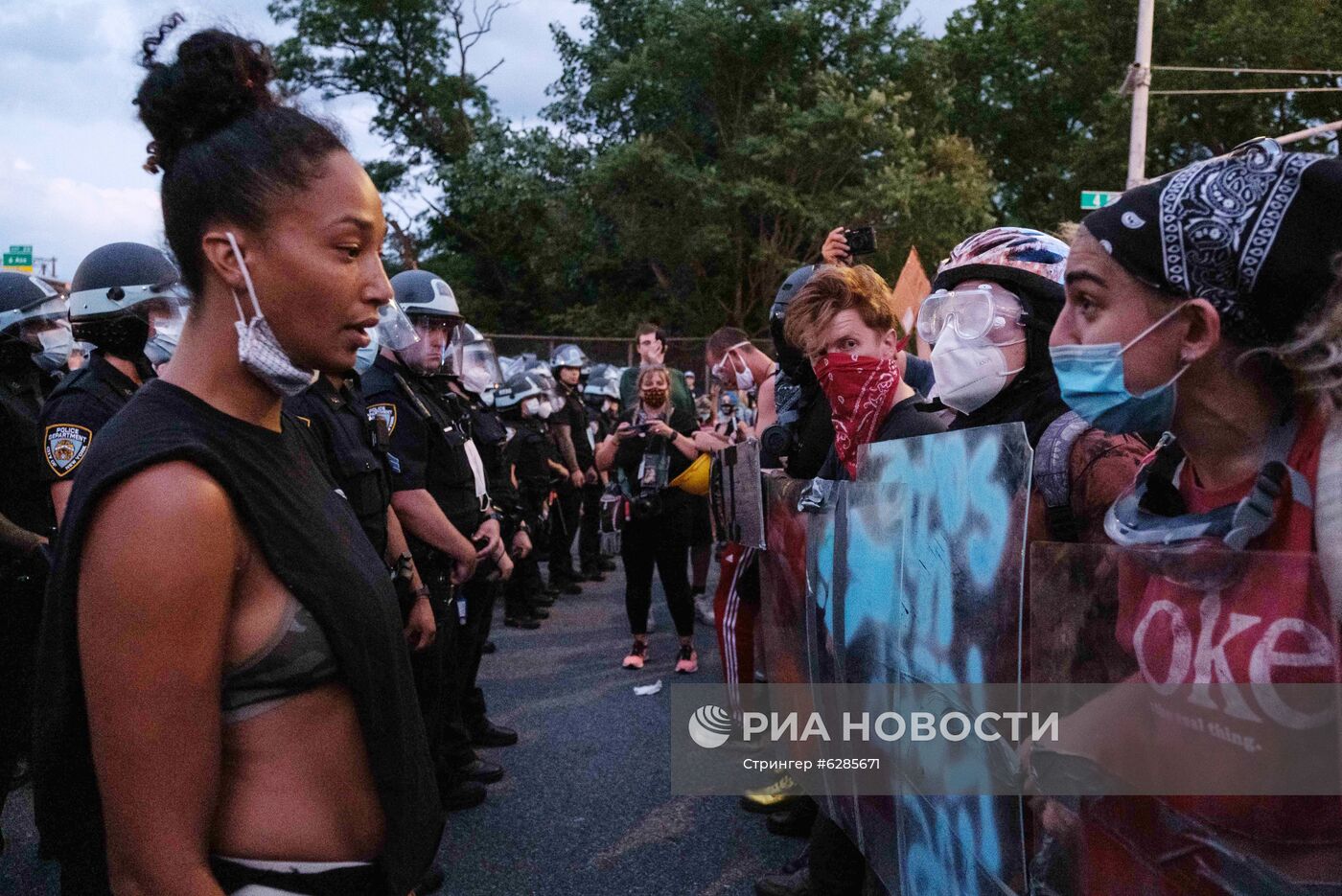 Столкновения между сторонниками и противниками акции BLM в Нью-Йорке