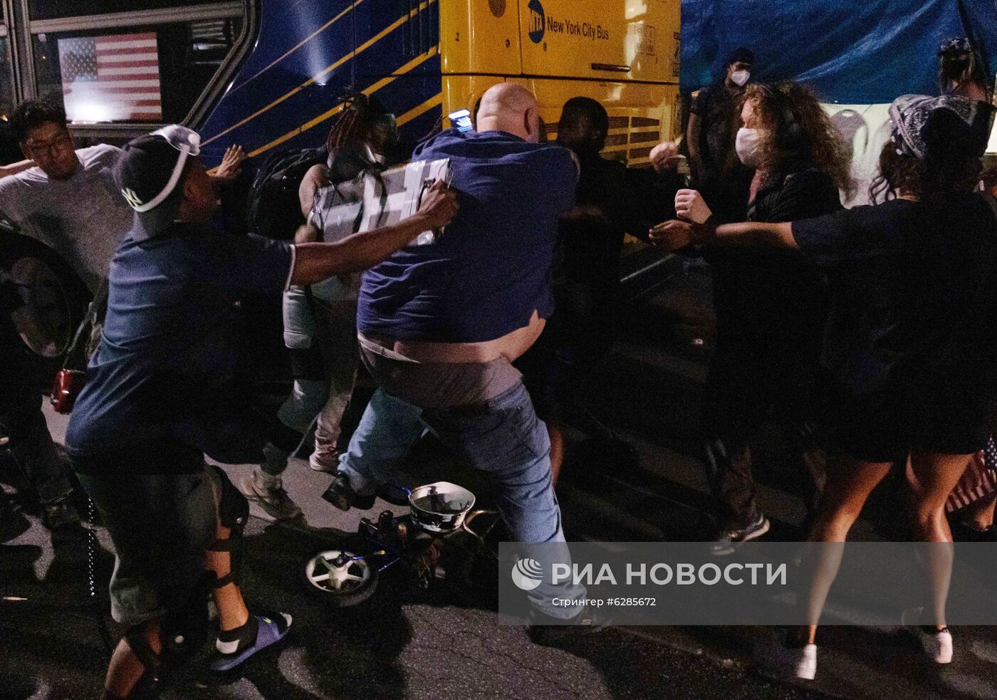 Столкновения между сторонниками и противниками акции BLM в Нью-Йорке