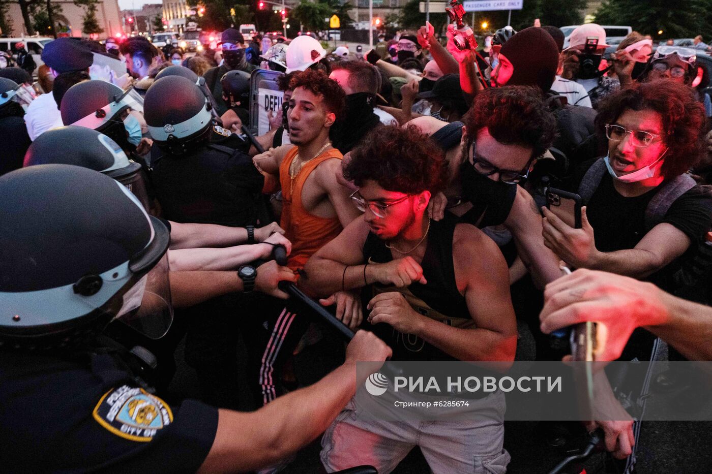 Столкновения между сторонниками и противниками акции BLM в Нью-Йорке