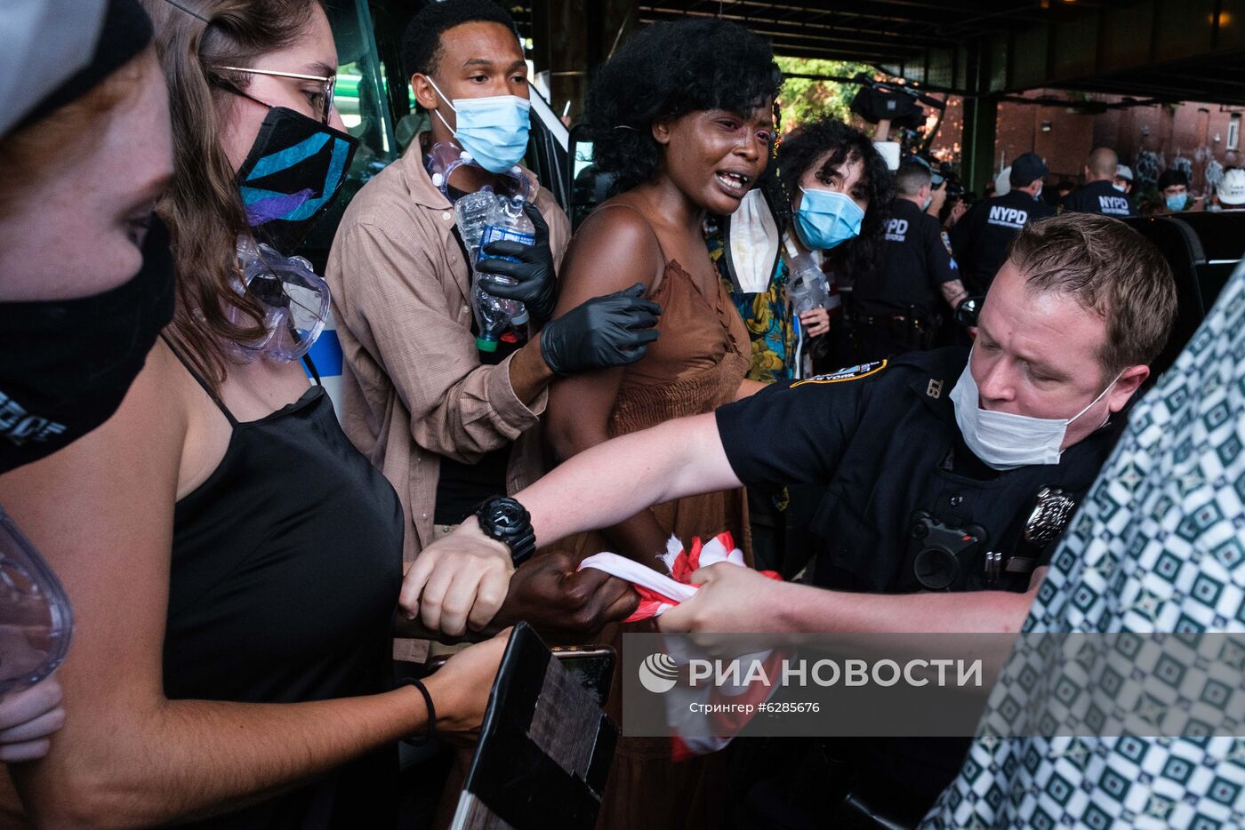 Столкновения между сторонниками и противниками акции BLM в Нью-Йорке