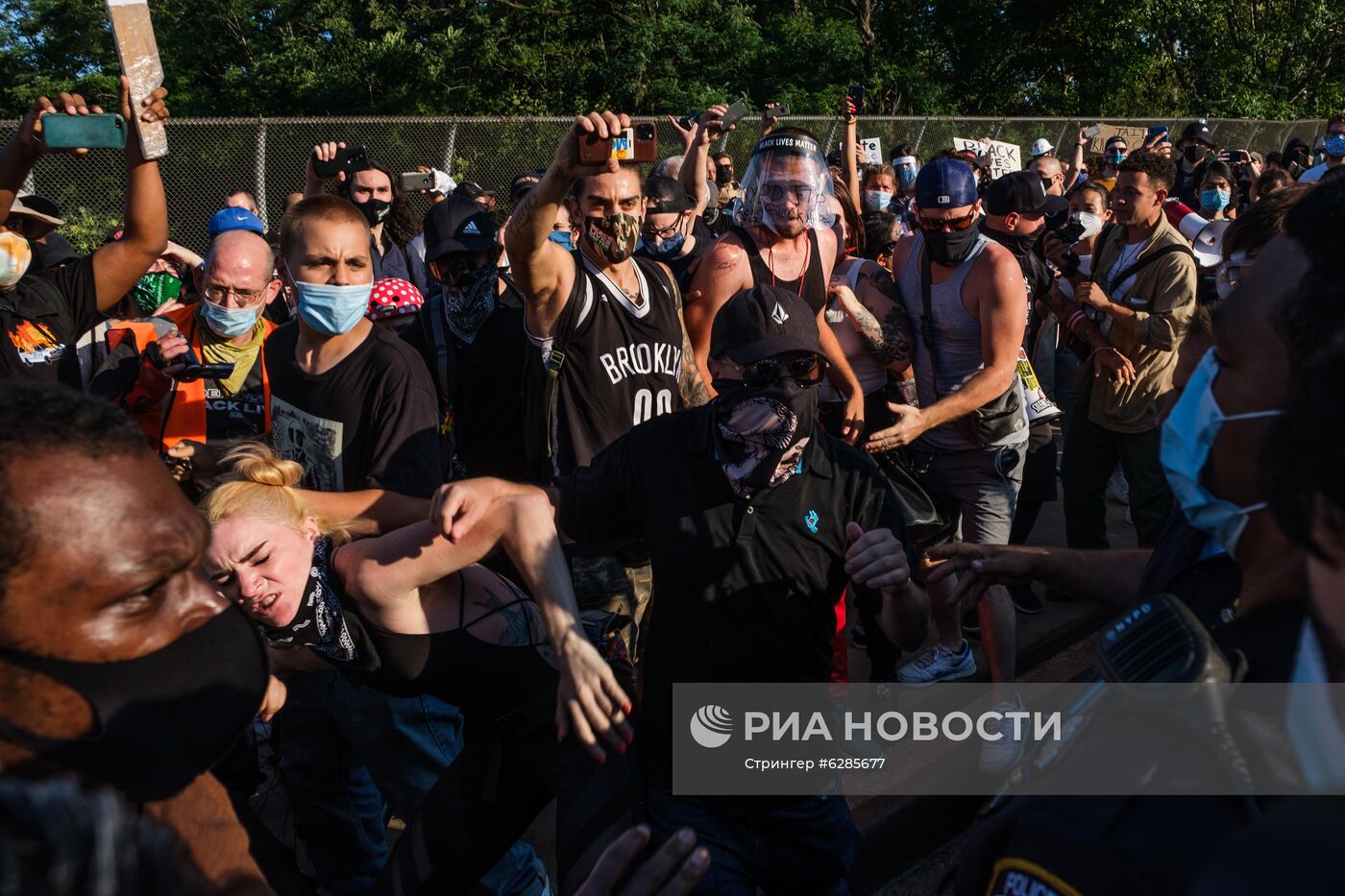 Столкновения между сторонниками и противниками акции BLM в Нью-Йорке