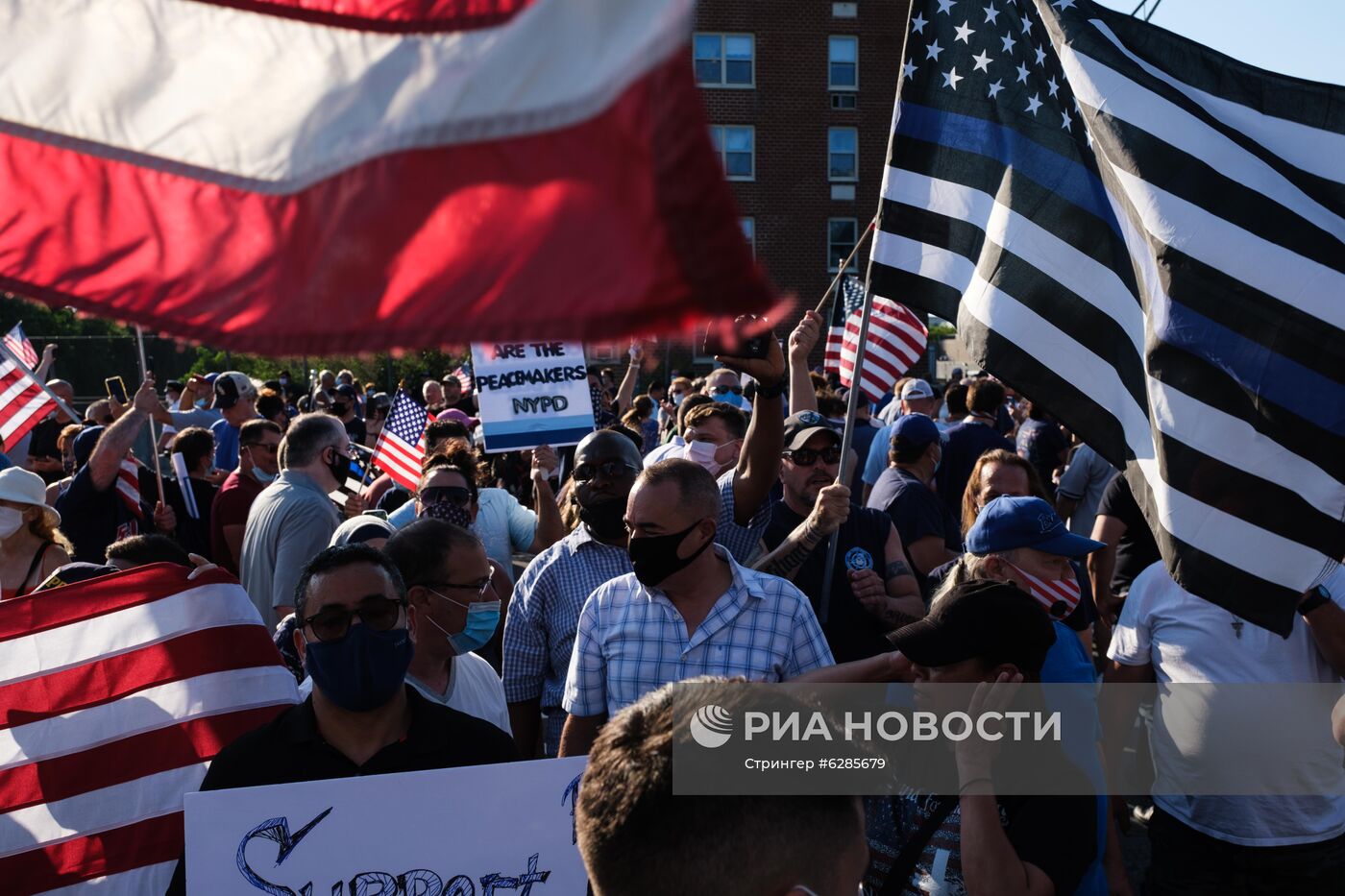 Столкновения между сторонниками и противниками акции BLM в Нью-Йорке