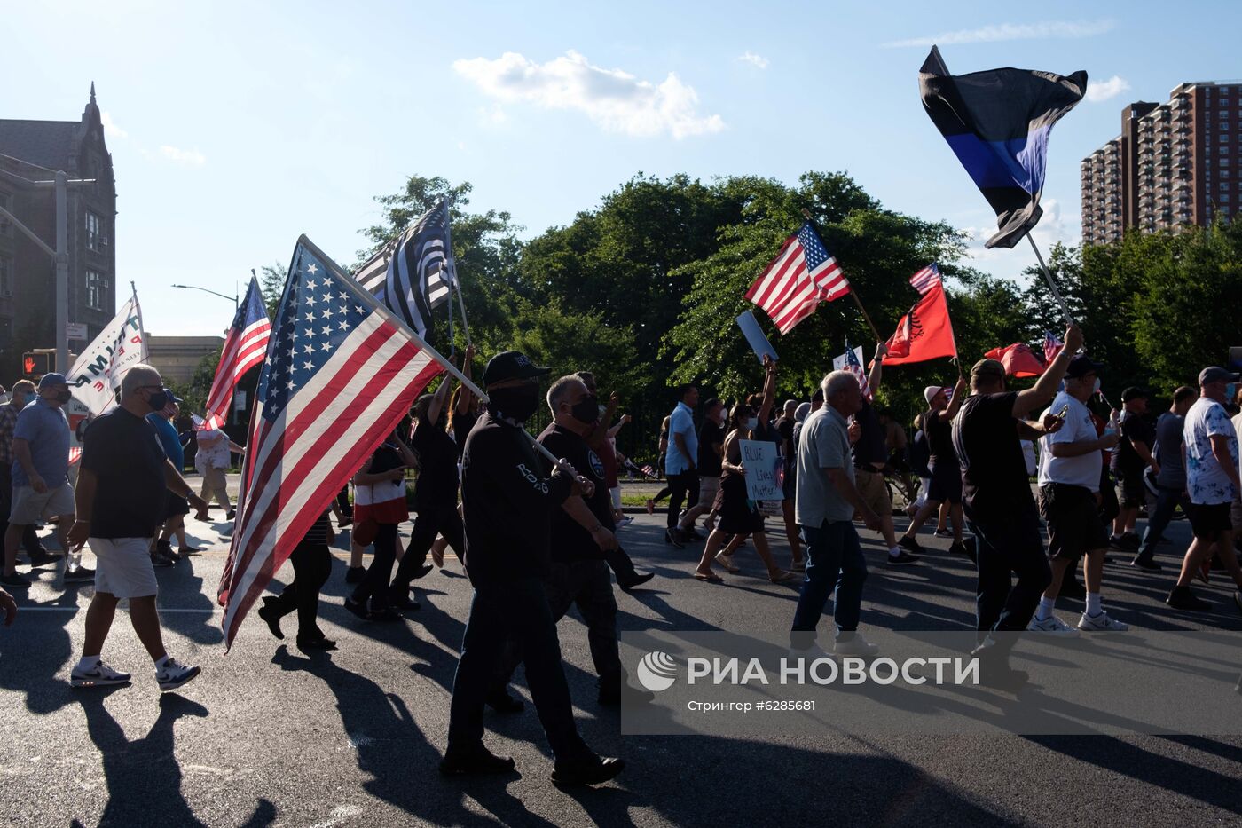 Столкновения между сторонниками и противниками акции BLM в Нью-Йорке