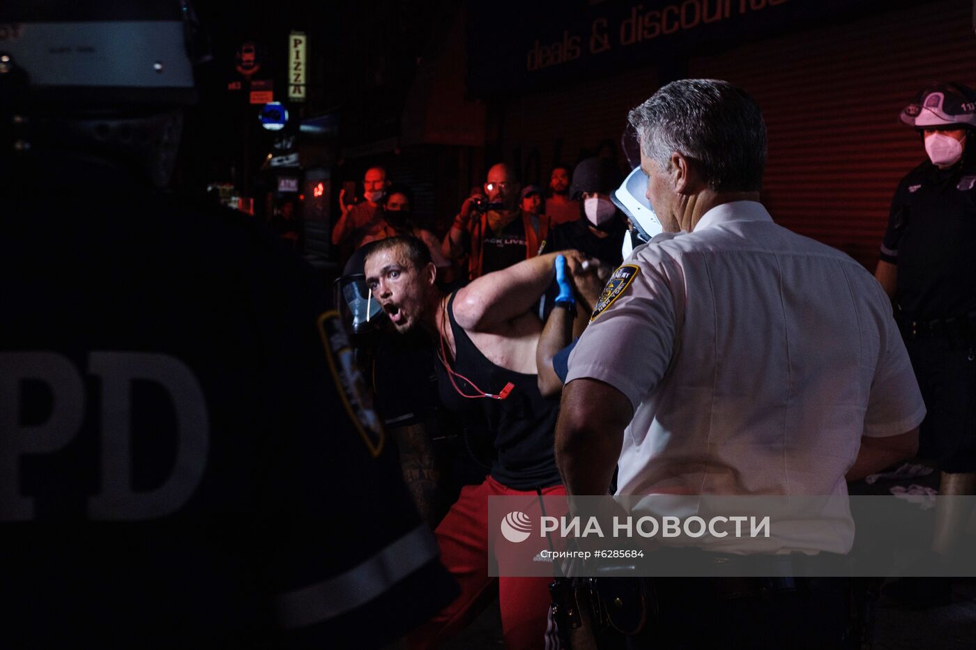 Столкновения между сторонниками и противниками акции BLM в Нью-Йорке