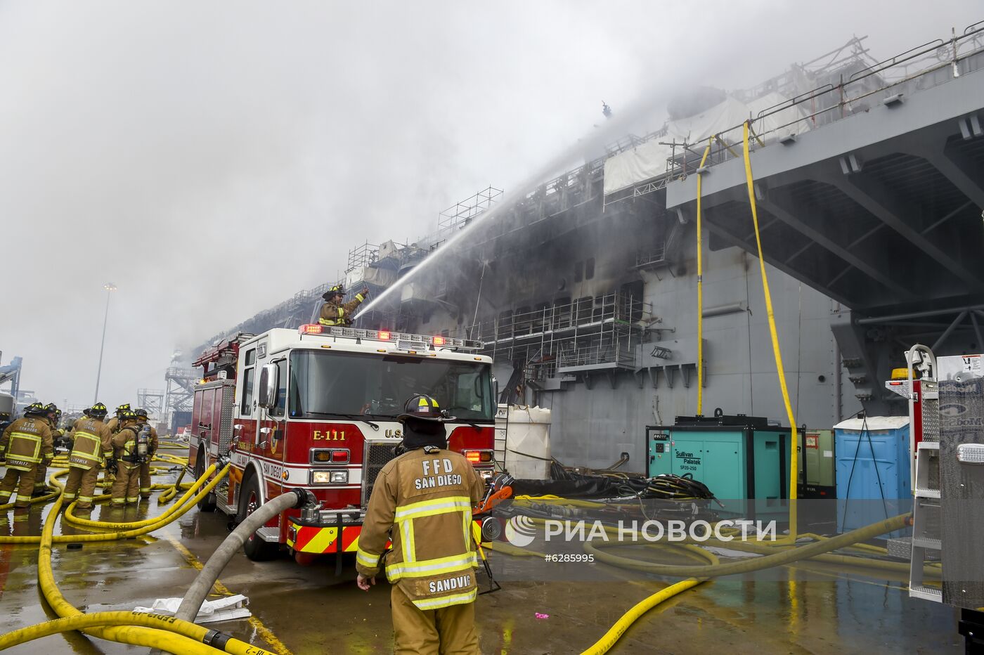 Пожар на борту десантного корабля на базе ВМС США в Сан-Диего