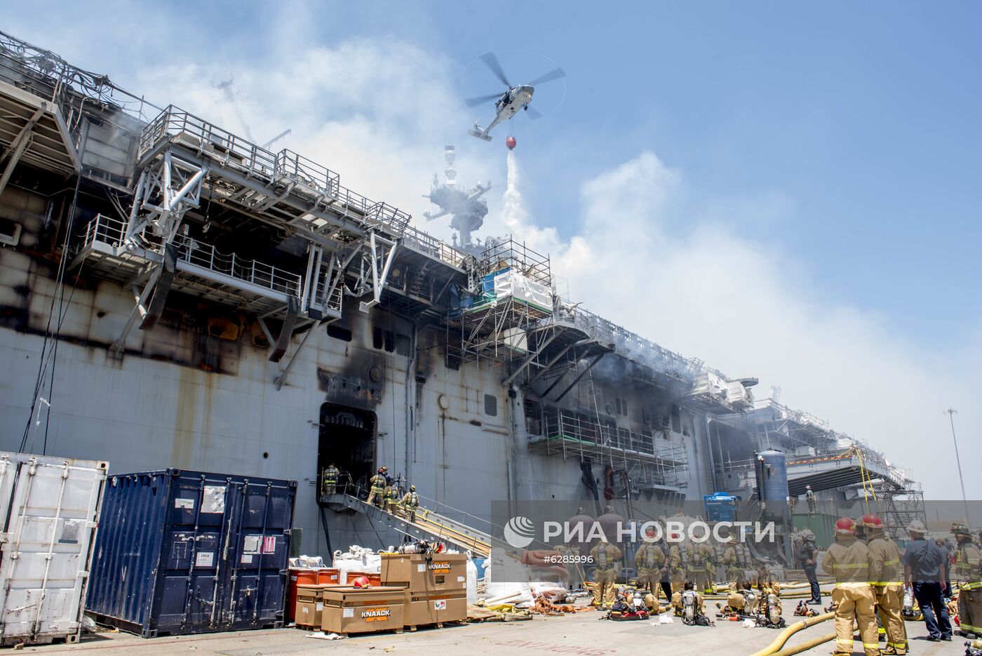 Пожар на борту десантного корабля на базе ВМС США в Сан-Диего