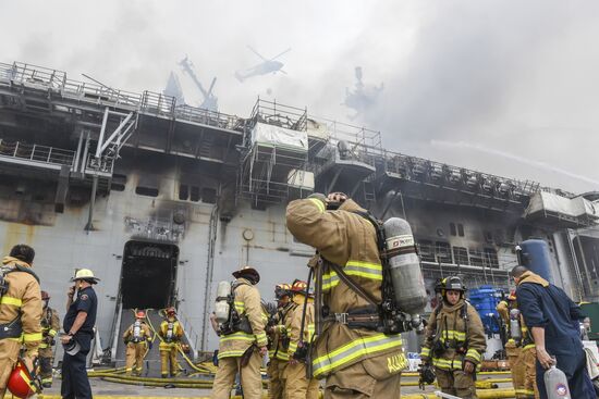 Пожар на борту десантного корабля на базе ВМС США в Сан-Диего