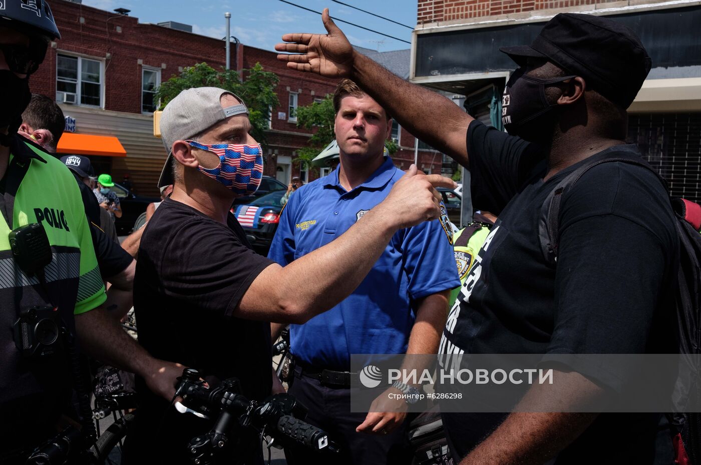 Столкновения между сторонниками и противниками акции BLM в Нью-Йорке