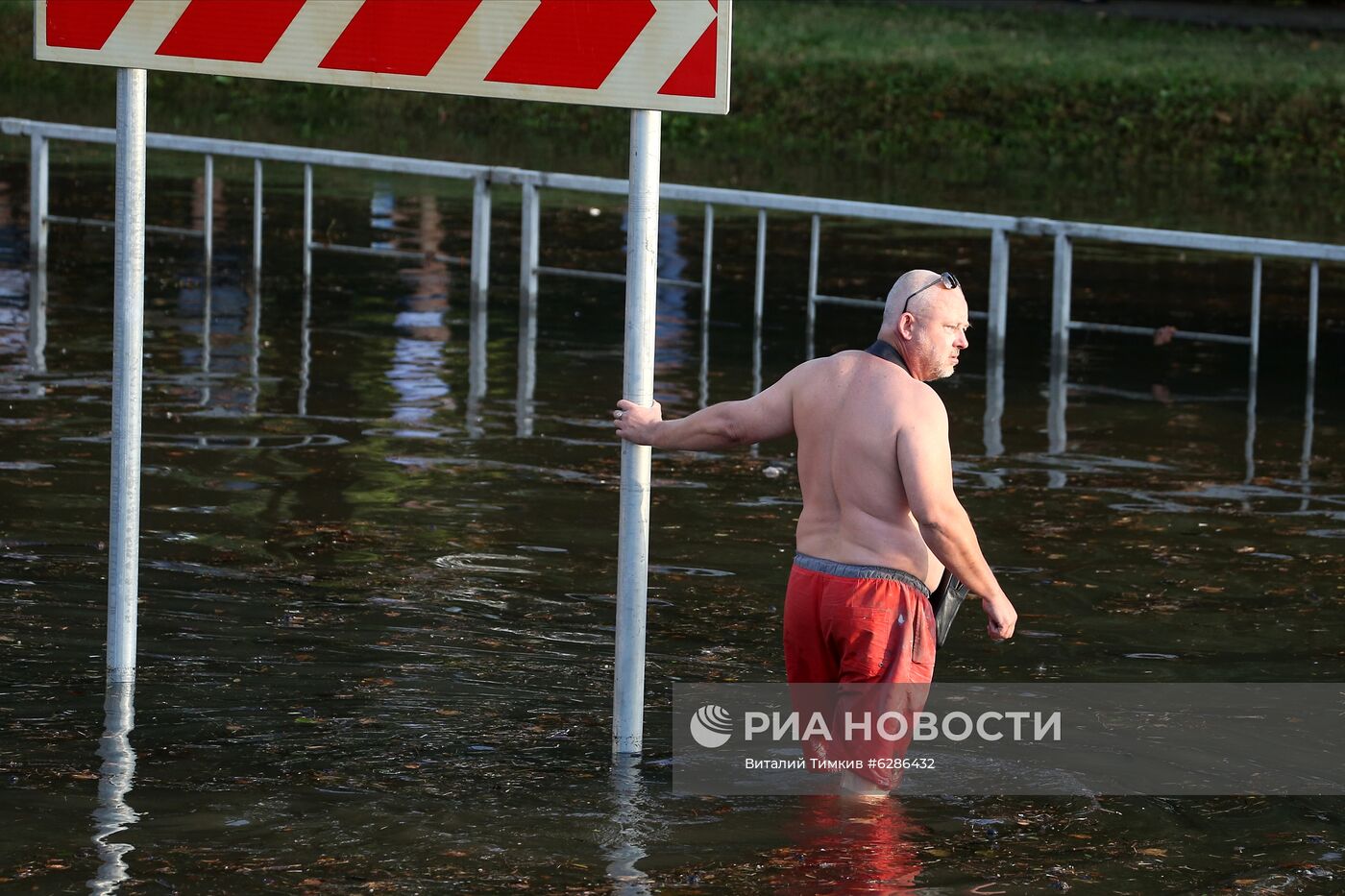 В центре Краснодара после мощного ливня утонул трамвай