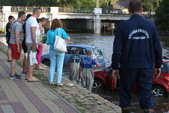 В центре Краснодара после мощного ливня утонул трамвай