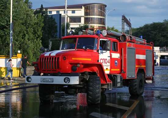 В центре Краснодара после мощного ливня утонул трамвай