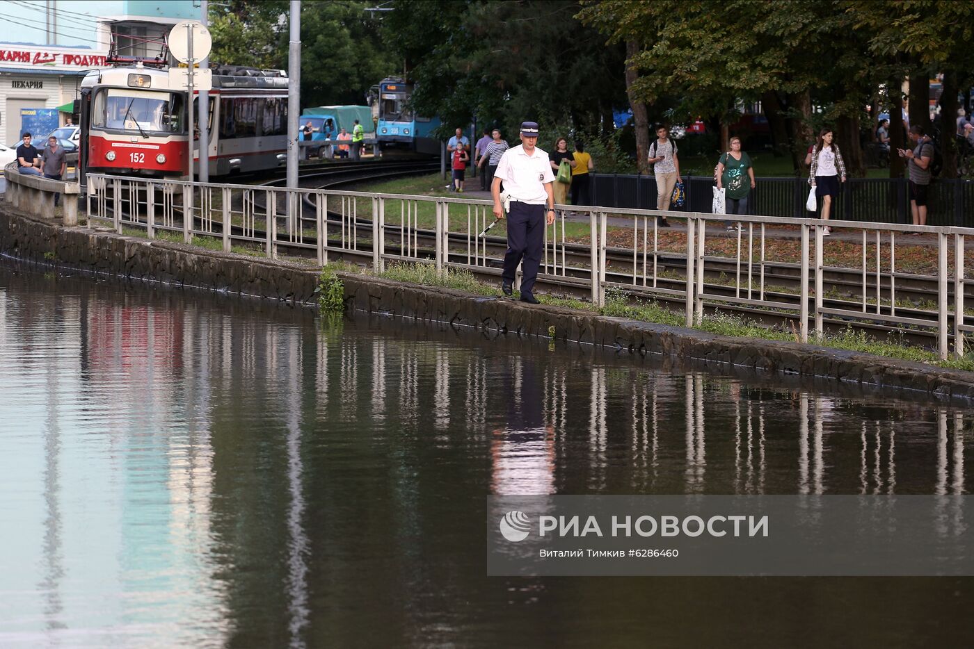 В центре Краснодара после мощного ливня утонул трамвай