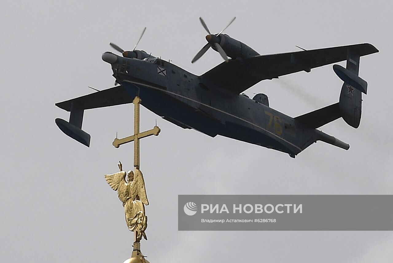 Репетиция воздушного парада в честь Дня ВМФ в Санкт-Петербурге