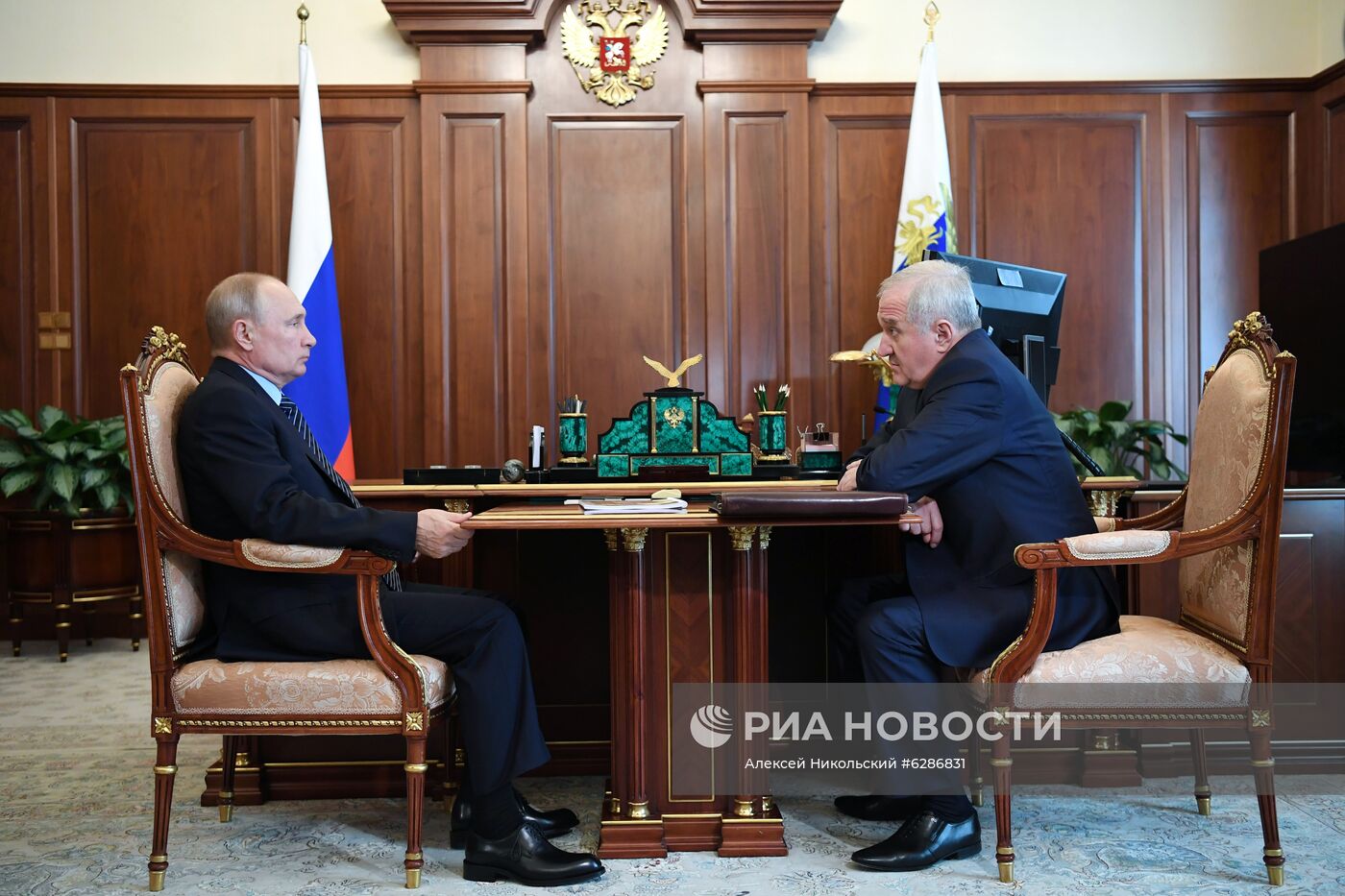 Президент РФ В. Путин встретился с главой ФТС В. Булавиным