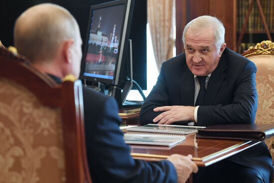 Президент РФ В. Путин встретился с главой ФТС В. Булавиным