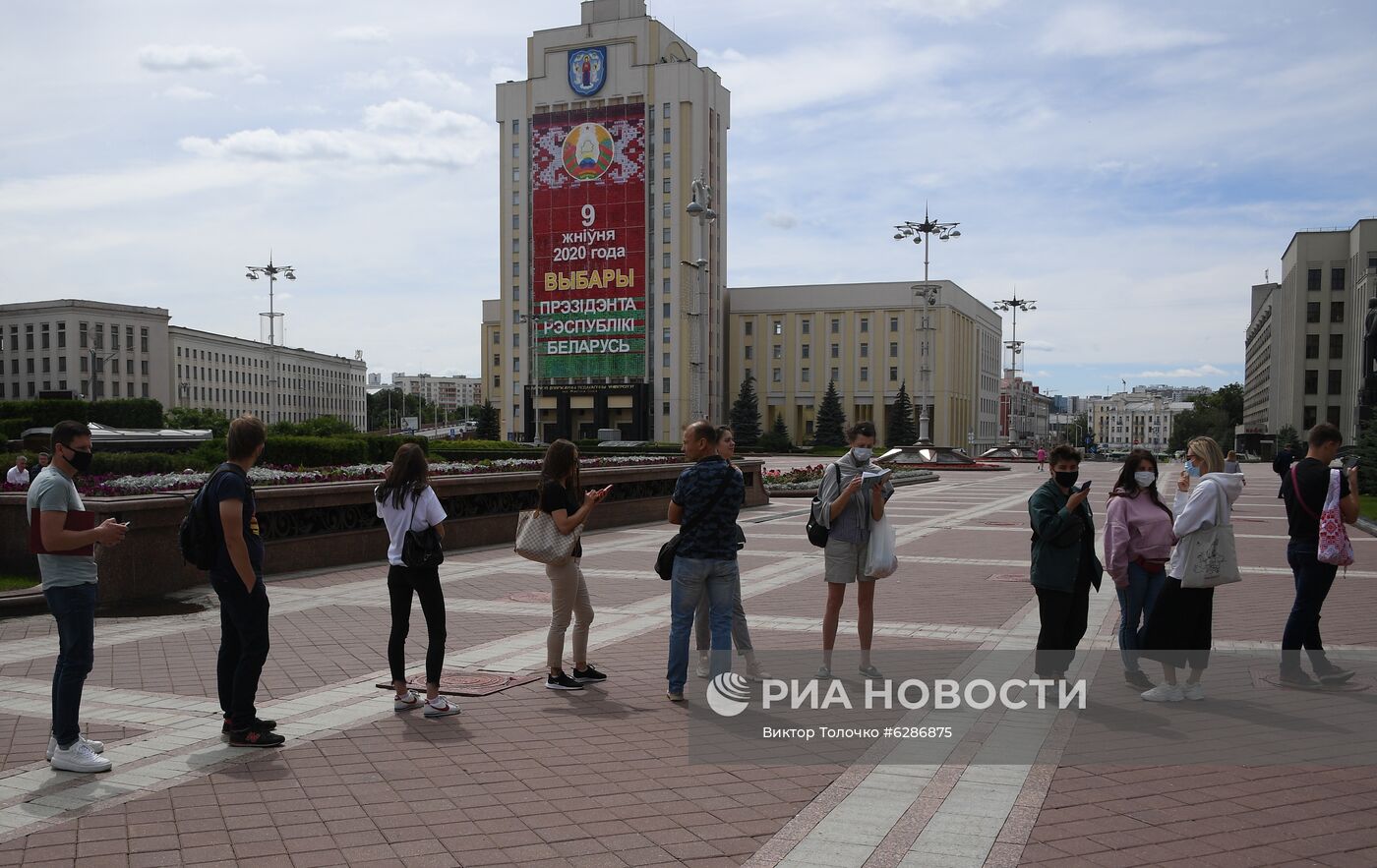 Возле ЦИК Белоруссии выстроилась очередь граждан для подачи обращений