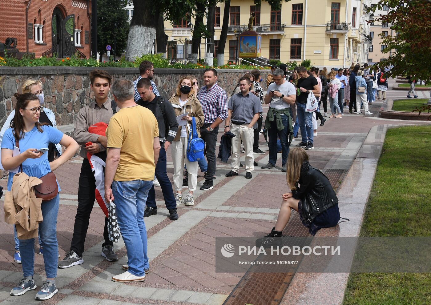 Возле ЦИК Белоруссии выстроилась очередь граждан для подачи обращений