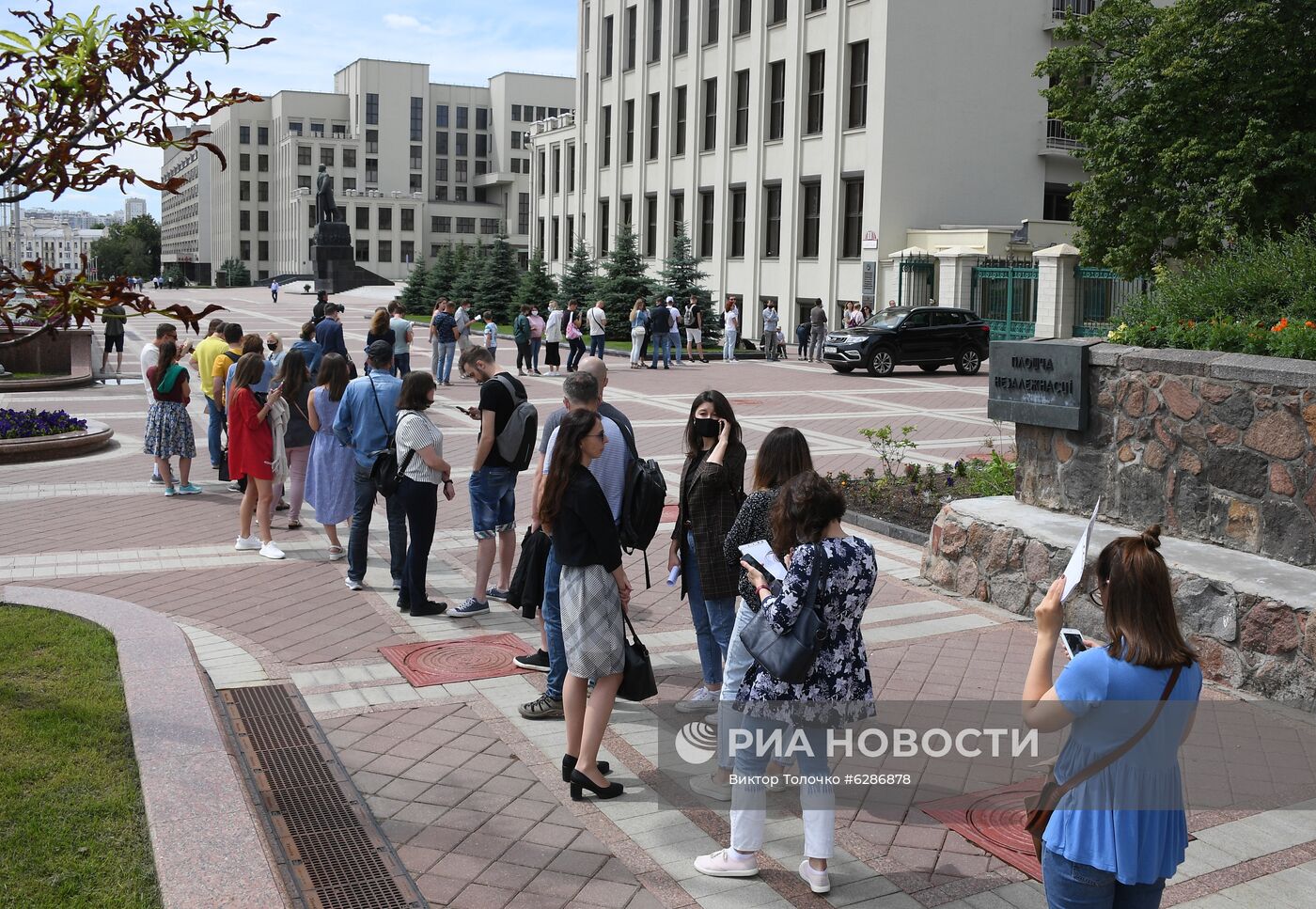 Возле ЦИК Белоруссии выстроилась очередь граждан для подачи обращений