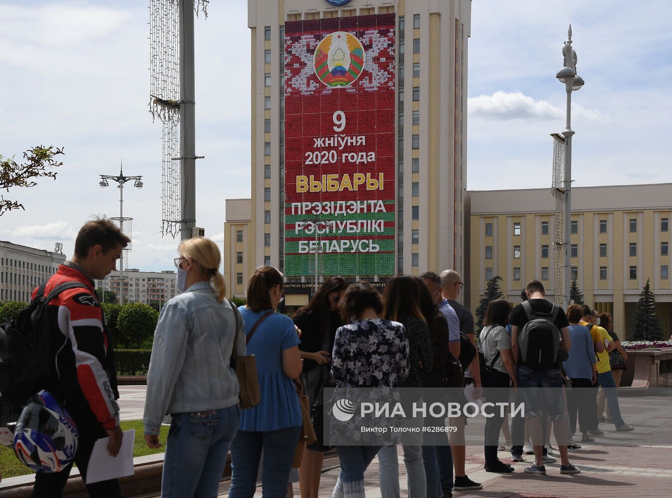 Возле ЦИК Белоруссии выстроилась очередь граждан для подачи обращений