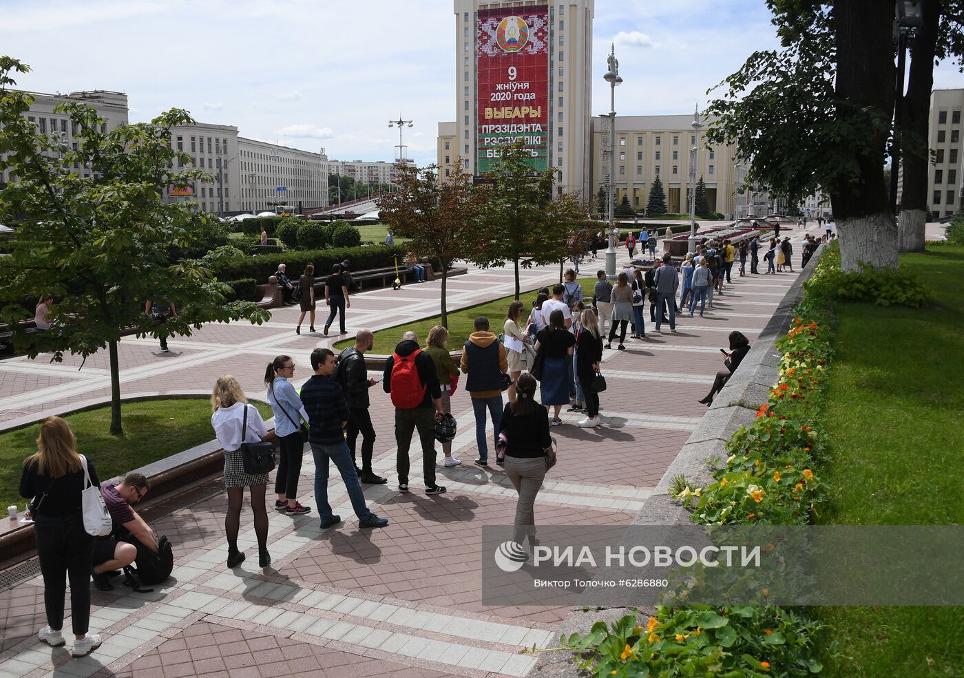 Возле ЦИК Белоруссии выстроилась очередь граждан для подачи обращений