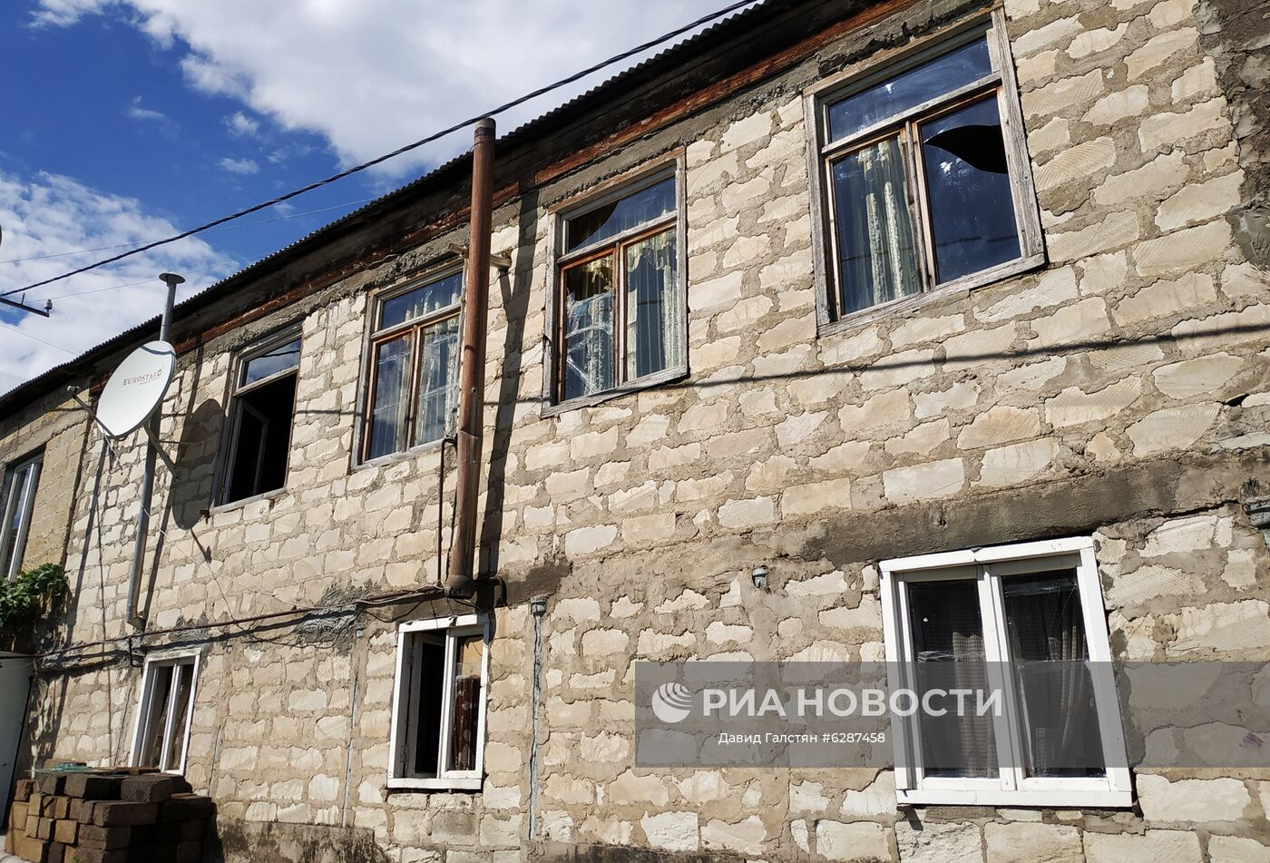 Повреждения в жилом доме, пострадавшем в результате обстрела на армяно-азербайджанской границе в селе Неркин Кармирахпюр в Армении. Место: Армения. Автор: Давид Галстян/Sputnik/РИА Новости. Последствия обстрела на армяно-азербайджанской границе