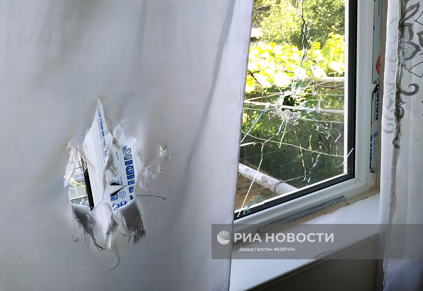 Повреждения в жилом доме, пострадавшем в результате обстрела на армяно-азербайджанской границе в селе Неркин Кармирахпюр в Армении. Место: Армения. Автор: Давид Галстян/Sputnik/РИА Новости. Последствия обстрела на армяно-азербайджанской границе