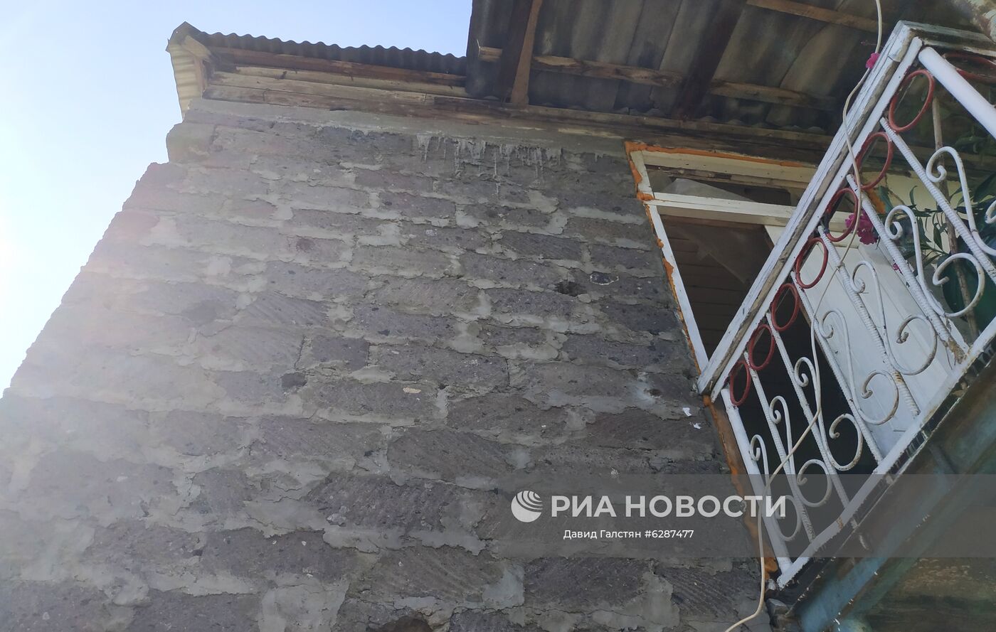 Повреждения в жилом доме, пострадавшем в результате обстрела на армяно-азербайджанской границе в селе Неркин Кармирахпюр в Армении. Место: Армения. Автор: Давид Галстян/Sputnik/РИА Новости. Последствия обстрела на армяно-азербайджанской границе