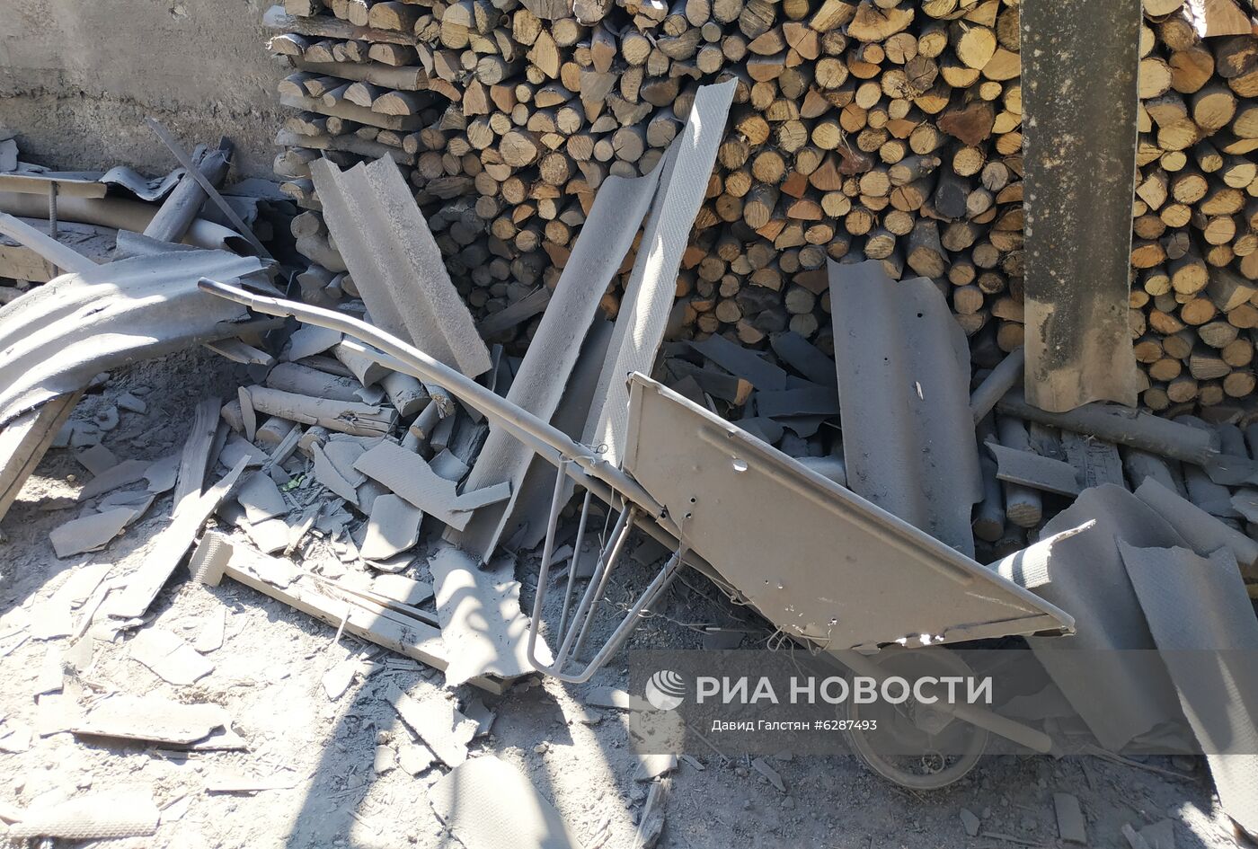 Обломки крыши жилого дома, пострадавшего в результате обстрела на армяно-азербайджанской границе в селе Неркин Кармирахпюр в Армении. Место: Армения. Автор: Давид Галстян/Sputnik/РИА Новости. Последствия обстрела на армяно-азербайджанской границе