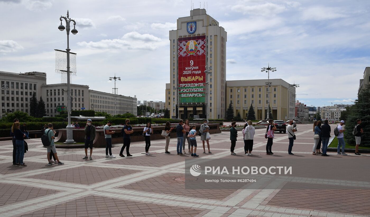 Возле ЦИК Белоруссии выстроилась очередь граждан для подачи обращений