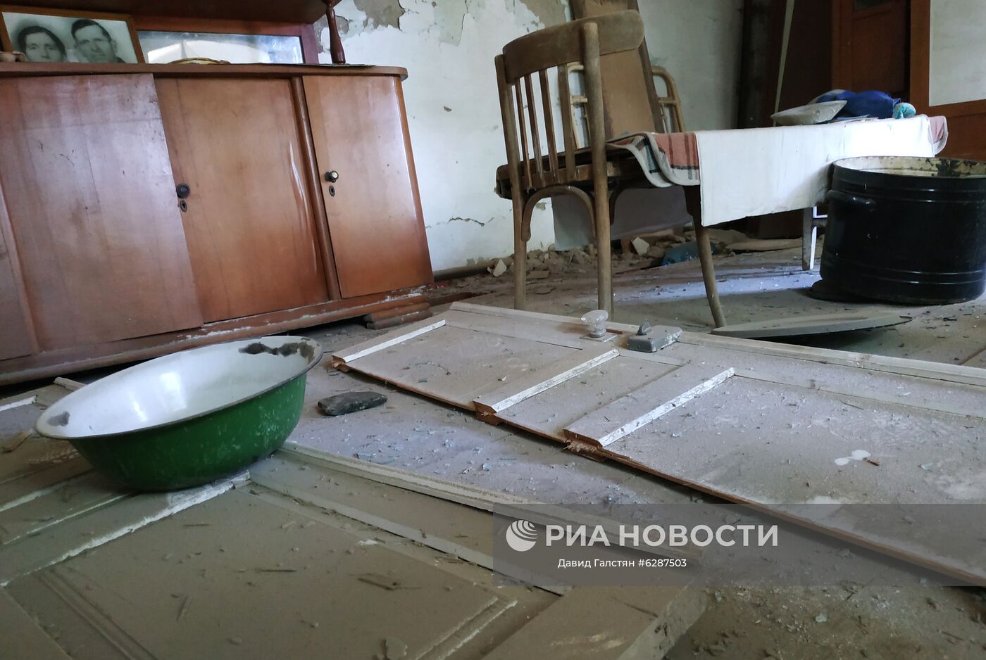 Повреждения в жилом доме, пострадавшем в результате обстрела на армяно-азербайджанской границе в селе Неркин Кармирахпюр в Армении. Место: Армения. Автор: Давид Галстян/Sputnik/РИА Новости. Последствия обстрела на армяно-азербайджанской границе