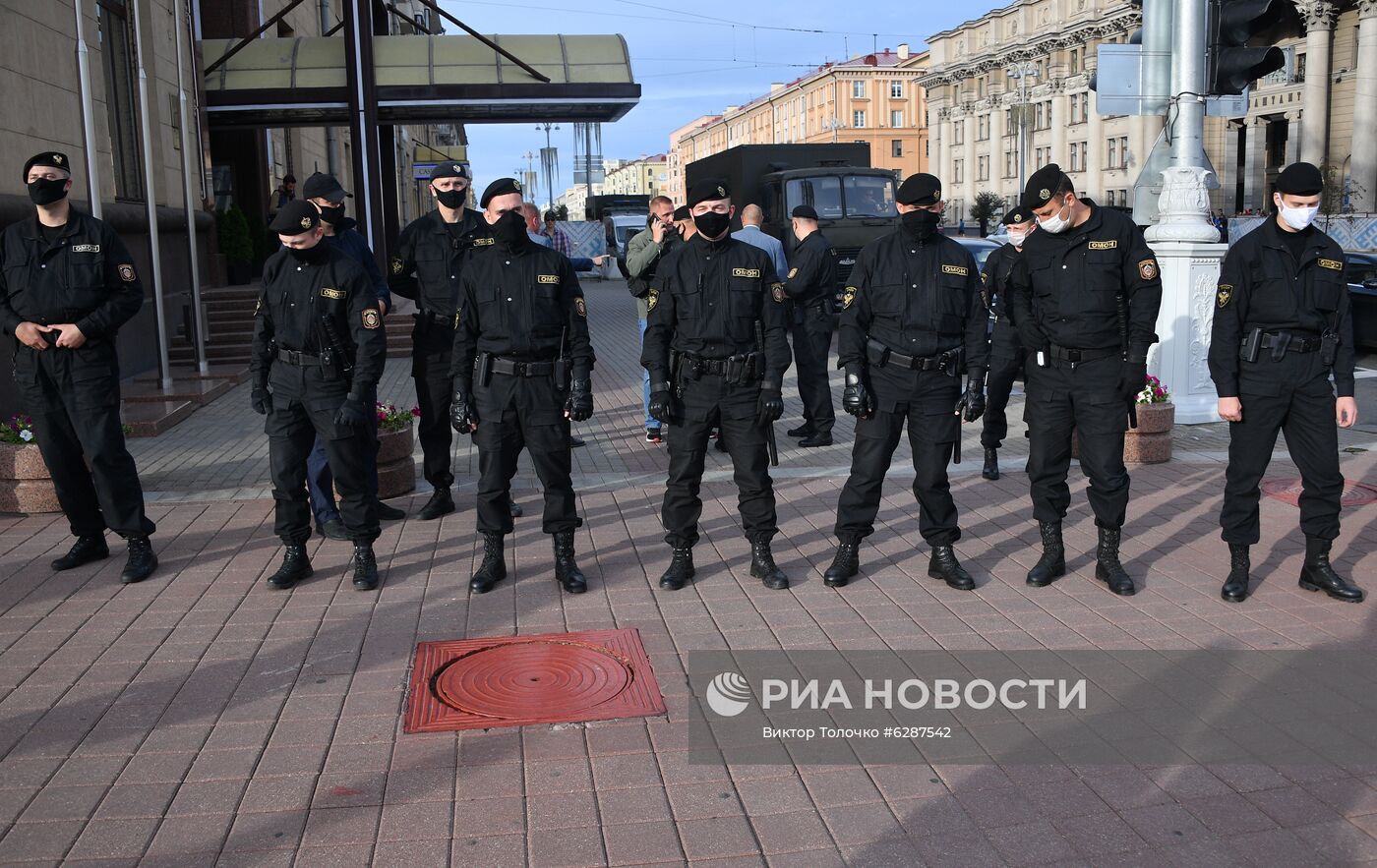 Возле ЦИК Белоруссии выстроилась очередь граждан для подачи обращений