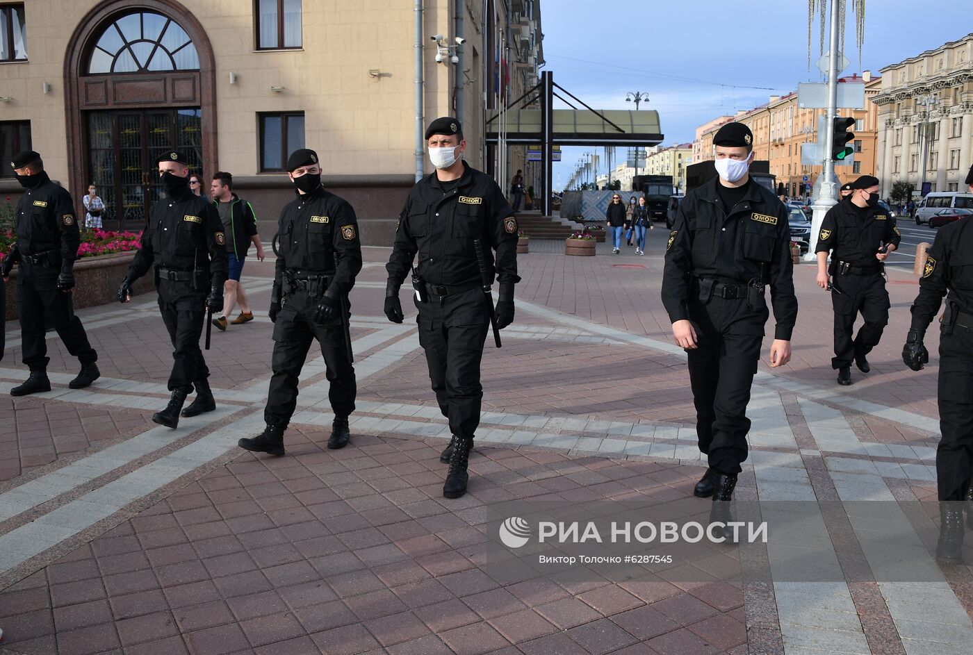 Возле ЦИК Белоруссии выстроилась очередь граждан для подачи обращений