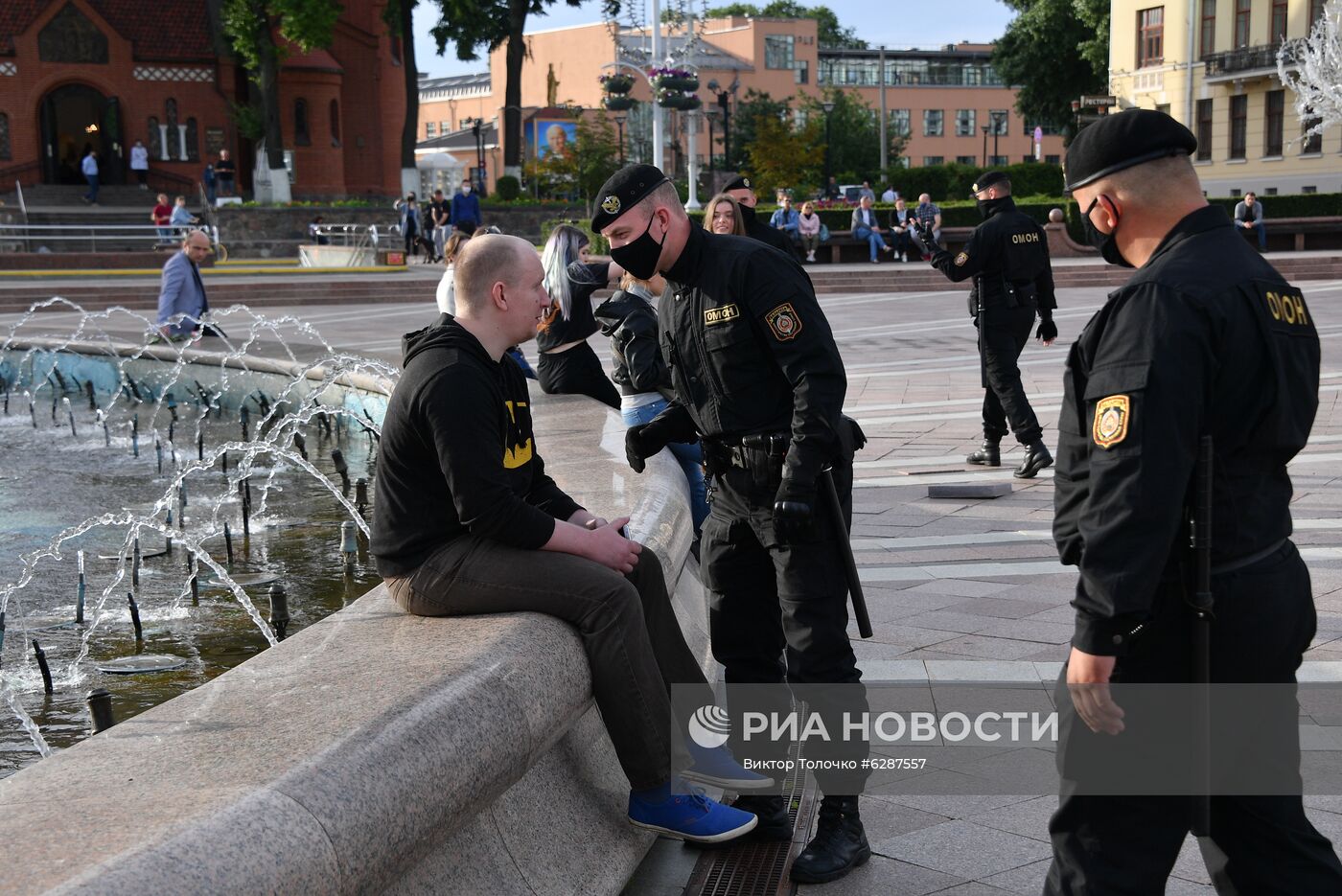 Возле ЦИК Белоруссии выстроилась очередь граждан для подачи обращений