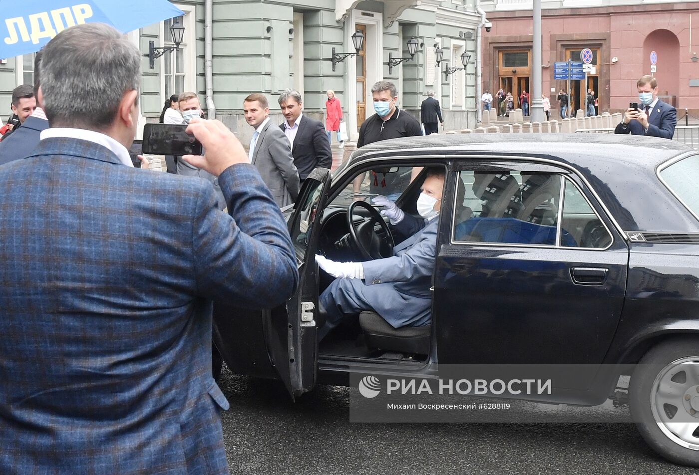 В. Жириновский приехал в Госдуму на автомобиле 